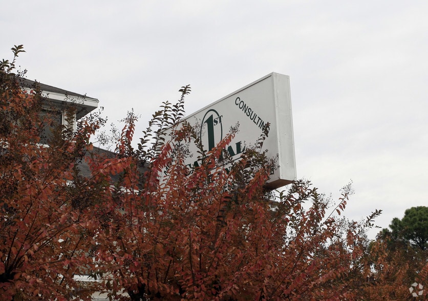 More Photos Of 790 Johnnie Dodds Blvd, Mount Pleasant Medical For Lease