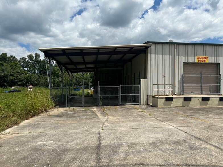 More Photos Of 150 Commerce Cir, Rainbow City Light Distribution For Lease