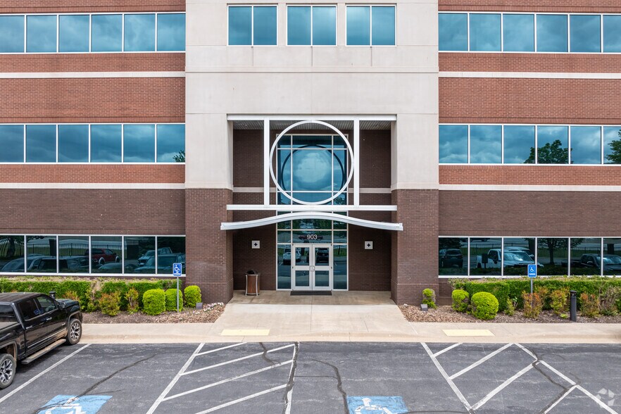 More Photos Of 903 N 47th St, Rogers Office For Lease