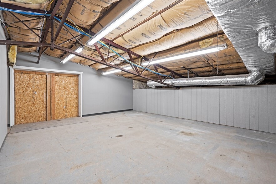 More Photos Of 325 E State Ave, Tonganoxie Auto Dealership For Lease