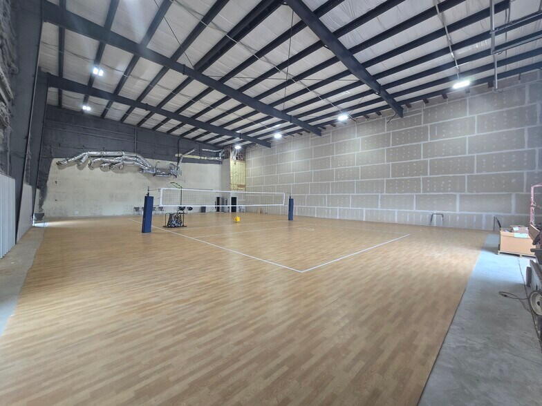 More Photos Of 3725 NE 104th St, Oklahoma City Light Distribution For Lease