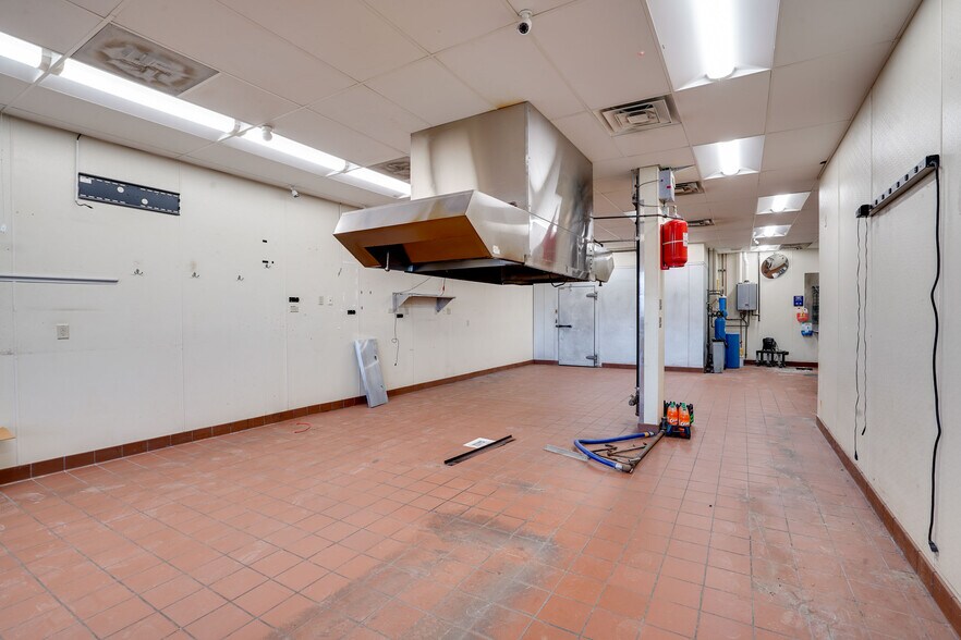 More Photos Of 112 W Maple Ave, Beaver Dam Freestanding For Lease