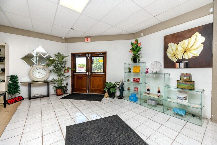 More Photos Of 923 Dr. Martin Luther King Jr St S, Saint Petersburg Storefront Retail Residential For Sale