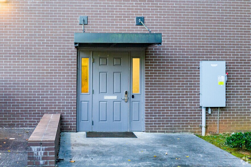 More Photos Of 4421-4439 Carnes St, Acworth Office For Sale