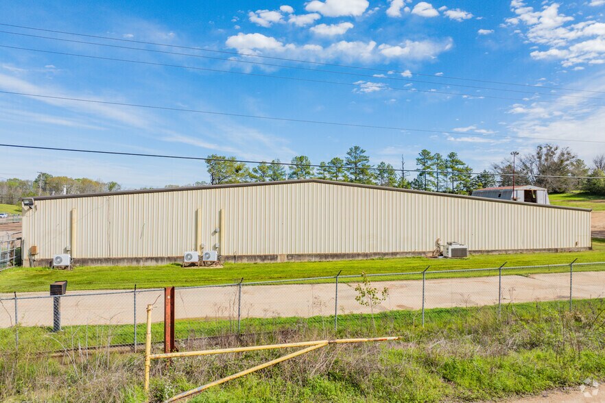 More Photos Of 1014 Industrial Park Dr, Clinton Warehouse For Lease
