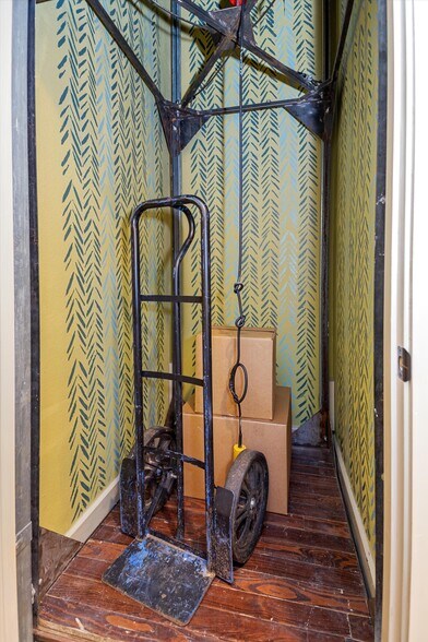 More Photos Of 310 N Mound St, Nacogdoches Flex For Sale