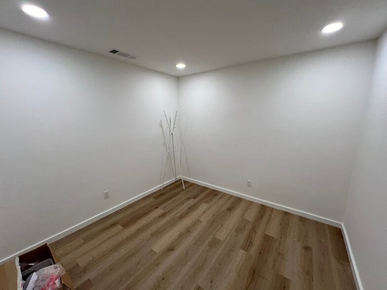 More Photos Of 413 N Moss St, Burbank Light Manufacturing For Sale