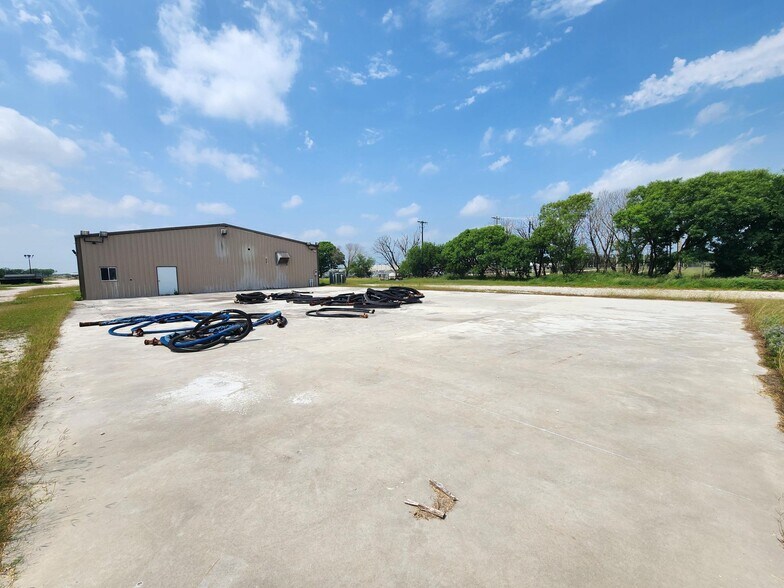 More Photos Of 2620 E Corral Ave, Kingsville Warehouse For Lease