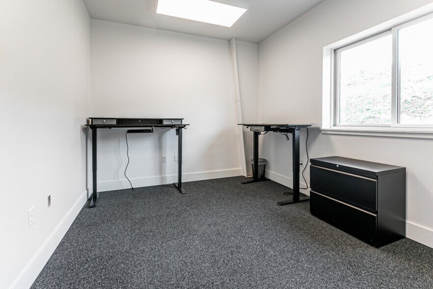 More Photos Of 5680 Browns Canyon Rd, Peoa Showroom For Lease
