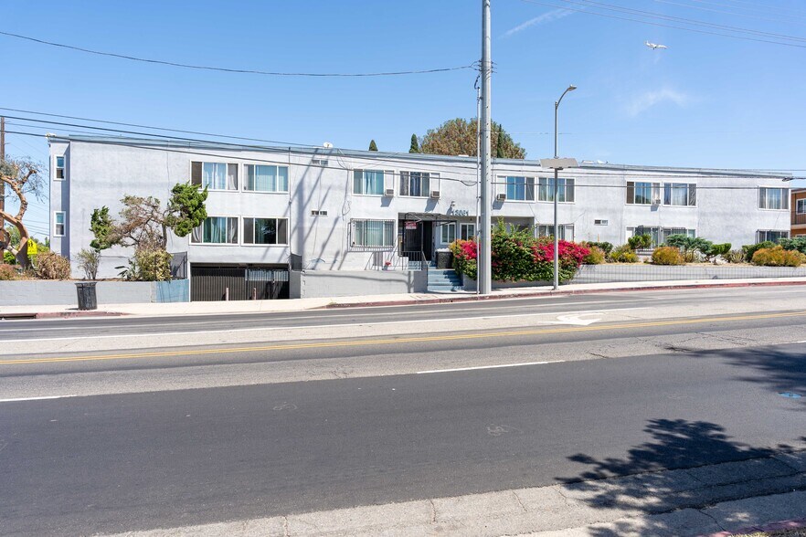 Primary Photo Of 13061 Vanowen St, North Hollywood Apartments For Sale