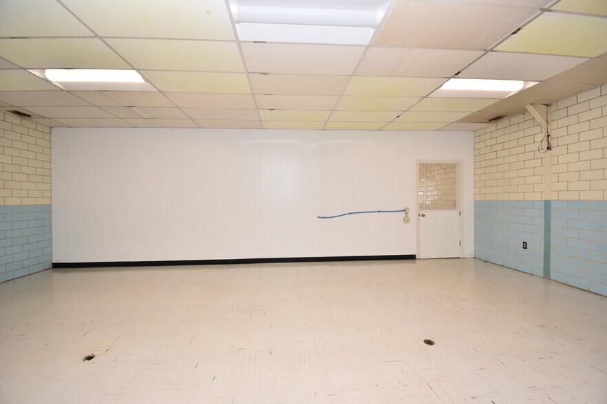 More Photos Of 132 N Main St, Hubbard Freestanding For Sale
