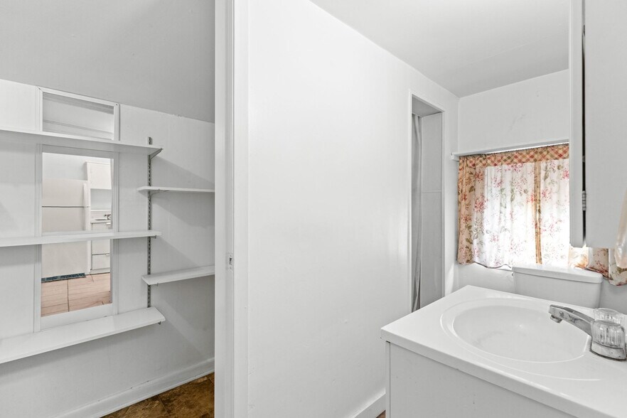 More Photos Of 805 N Magnolia Ave, Luling Flex For Sale