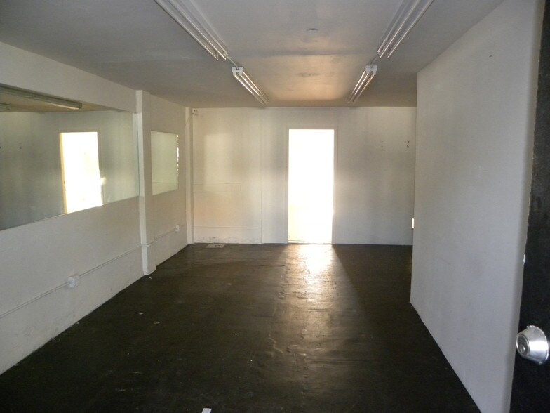 More Photos Of 1101-1119 S La Brea Ave, Los Angeles Freestanding For Lease