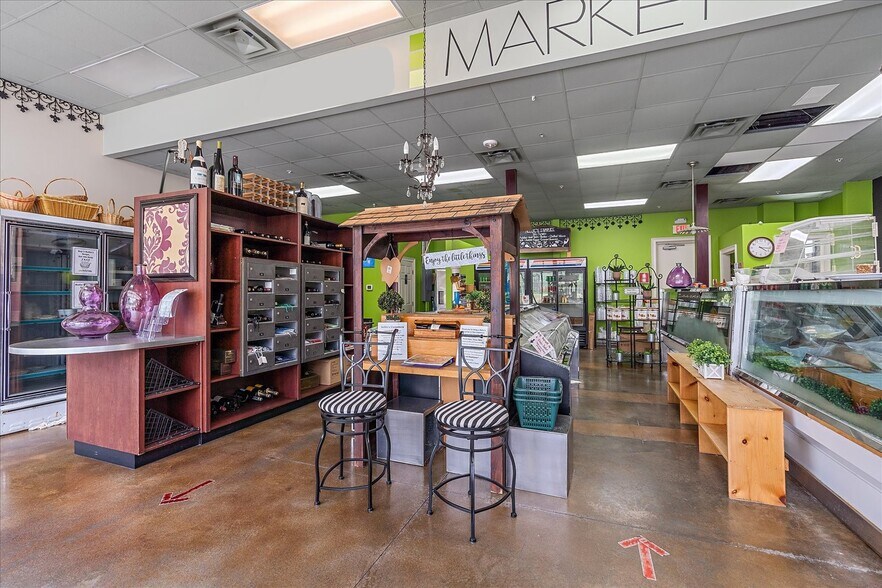 More Photos Of 15 S Beneva Rd, Sarasota Restaurant For Lease