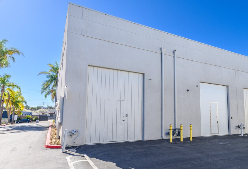 More Photos Of 711 W 17th St, Costa Mesa Light Manufacturing For Lease