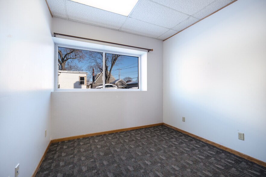 More Photos Of 915 S Front St, Mankato Office For Sale