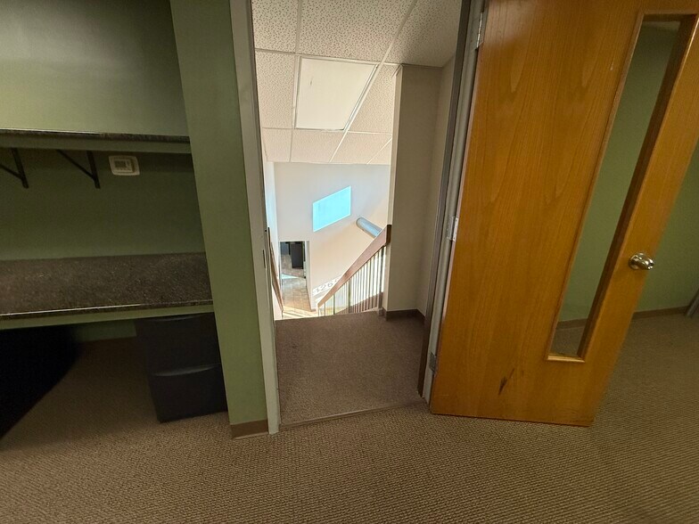 More Photos Of 12635-12651 Hemlock St, Overland Park Showroom For Sale