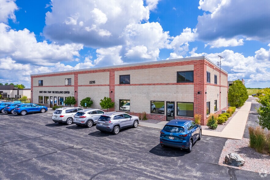 More Photos Of 1530 Corporate Center Dr, West Bend Flex For Lease