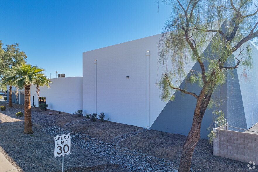 More Photos Of 2727 W Grovers Ave, Phoenix Warehouse For Sale