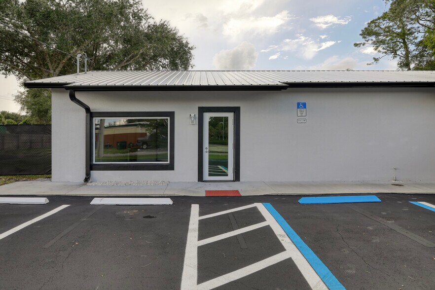 More Photos Of 1228 S Hopkins Ave, Titusville Office For Sale