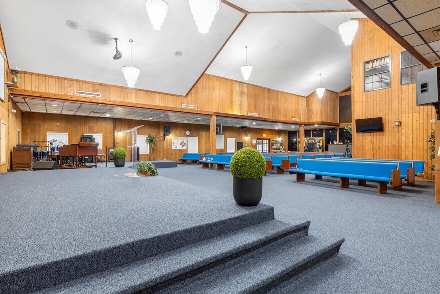 More Photos Of 10511 Main St, Thonotosassa Religious Facility For Sale