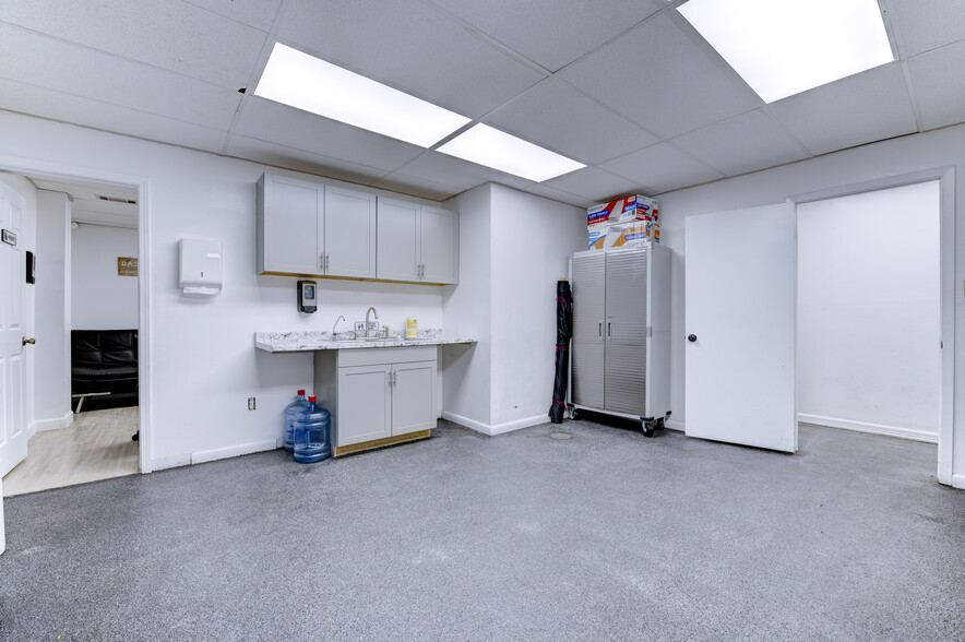 More Photos Of 7414 Domino Ln, Houston Light Distribution For Sale