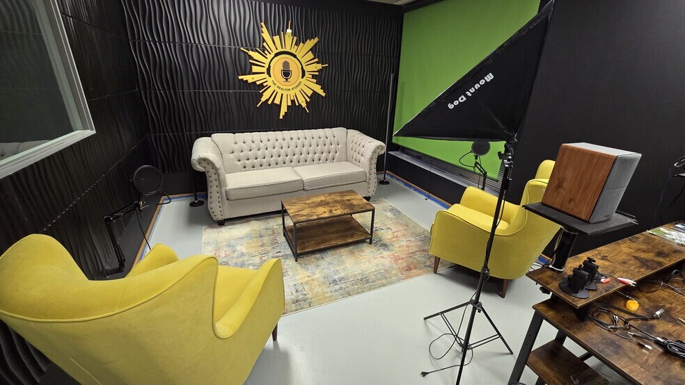 More Photos Of 70 E Beaver Creek Rd, Richmond Hill Light Distribution For Sale