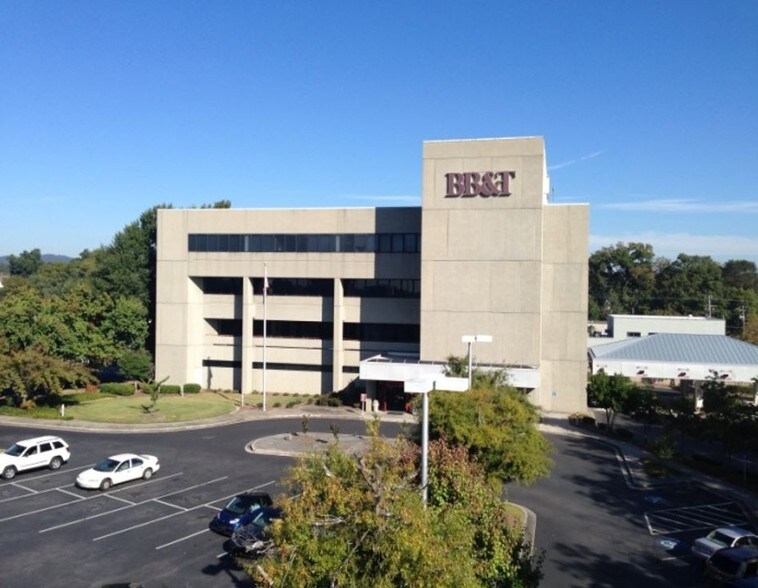 More Photos Of 201 W Waugh St, Dalton Office For Lease