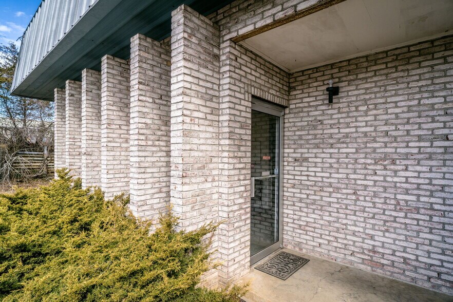 More Photos Of 52 Mid Valley Ln, Verona Warehouse For Lease