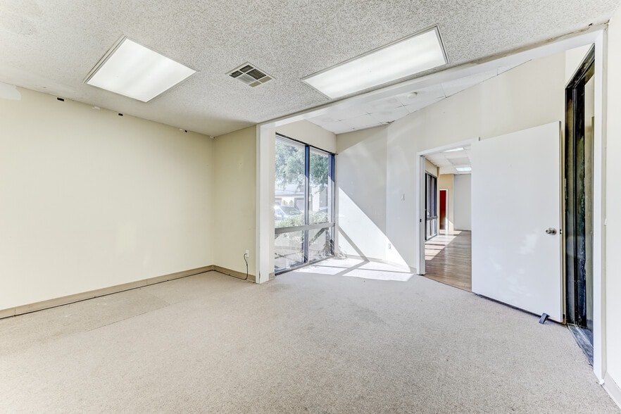 More Photos Of 9802 Whithorn Dr, Houston Office For Sale