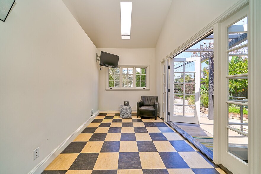 More Photos Of 1321-1325 Abbot Kinney Blvd, Venice Freestanding For Sale