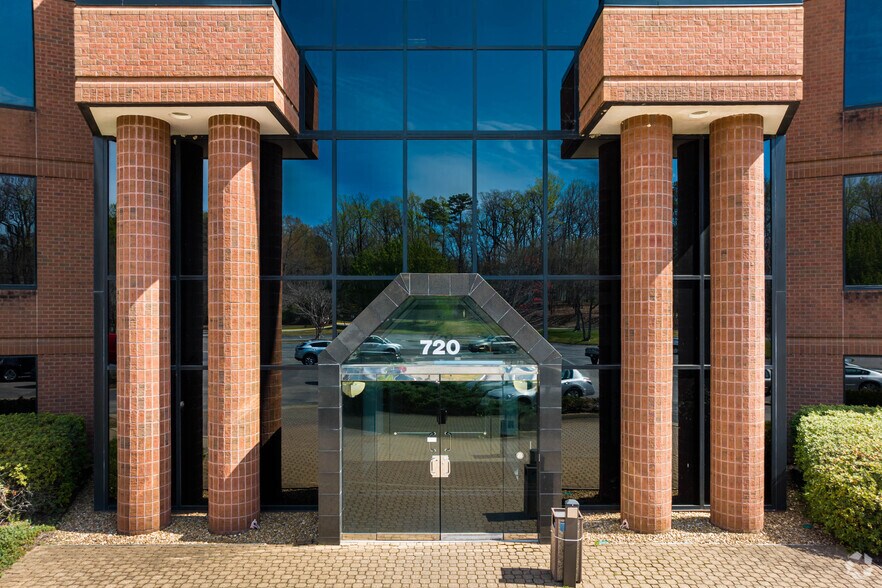 More Photos Of 720 Moorefield Park Dr, Richmond Office For Lease