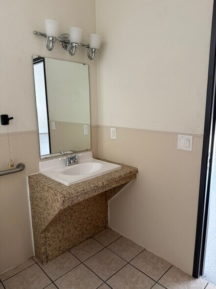 More Photos Of 519 Bennett Ln, Lewisville Flex For Sale