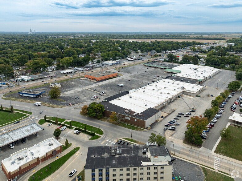 More Photos Of 2301-2585 S MacArthur Blvd, Springfield General Retail For Sale