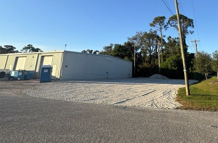 More Photos Of 8910 N Fork Dr, North Fort Myers Warehouse For Lease