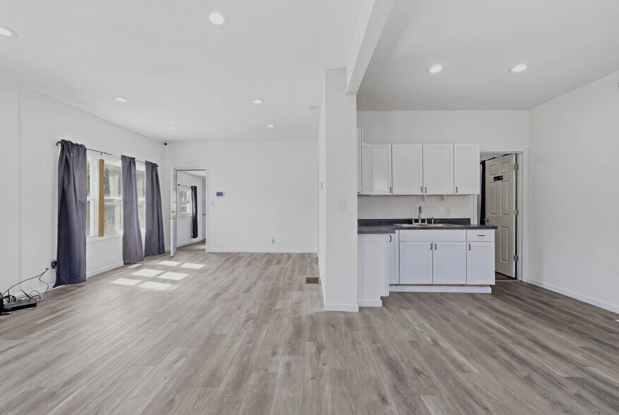 More Photos Of 307 E 23rd St S, Independence Office For Sale