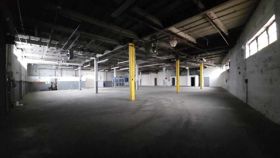 More Photos Of 4939 Van Dam St, Long Island City Warehouse For Lease