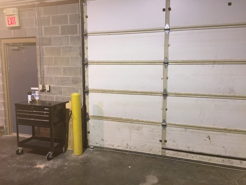 More Photos Of 700 Crown Industrial Ct, Chesterfield Warehouse For Lease