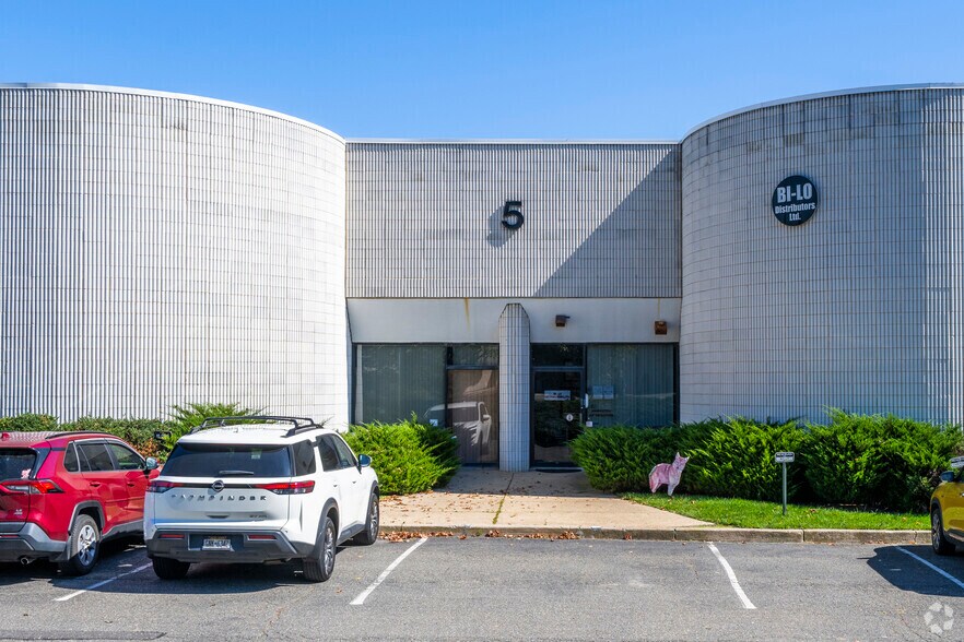 More Photos Of 5 Hub Dr, Melville Warehouse For Lease