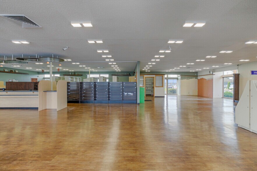 More Photos Of 915 Main Ave, Tillamook Veterinarian Kennel For Lease