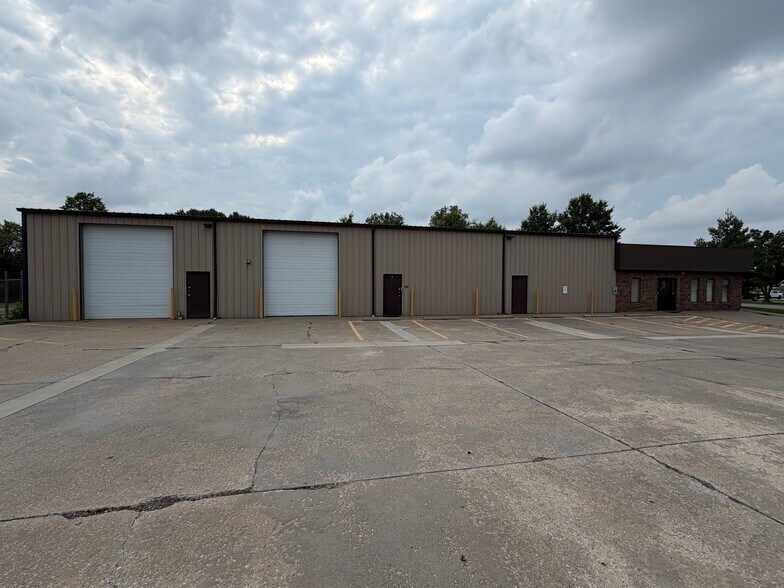 More Photos Of 401 SE Fleetway Dr, Lee's Summit Warehouse For Sale