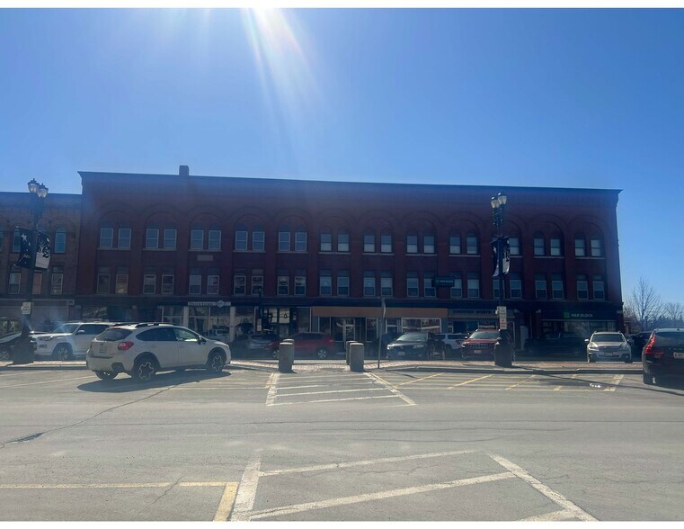 Primary Photo Of 15 Market Sq, Houlton Flex For Sale