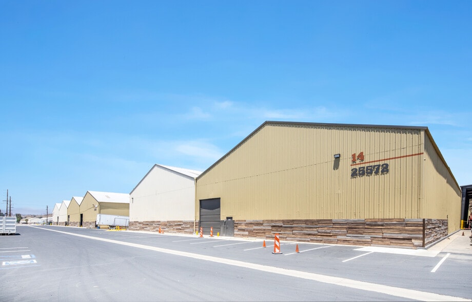 More Photos Of 25545-25710 Springbrook Ave, Santa Clarita Unknown For Lease