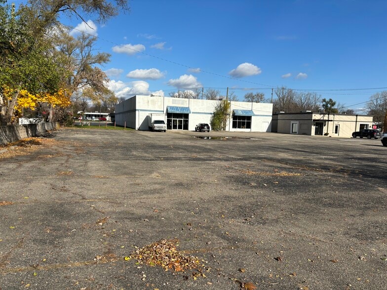 More Photos Of 32315 Grand River Ave, Farmington Freestanding For Lease