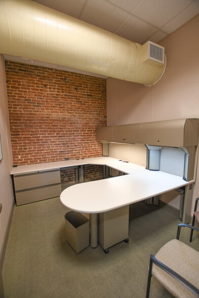More Photos Of 122 W Market St, Athens Office For Lease