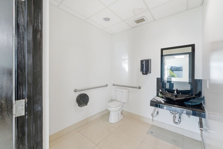 More Photos Of 6545 NW 169th St, Hialeah Medical For Sale