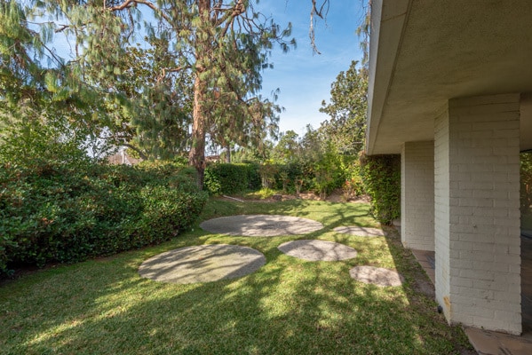 More Photos Of 2065-2095 Huntington Dr, San Marino Office For Sale