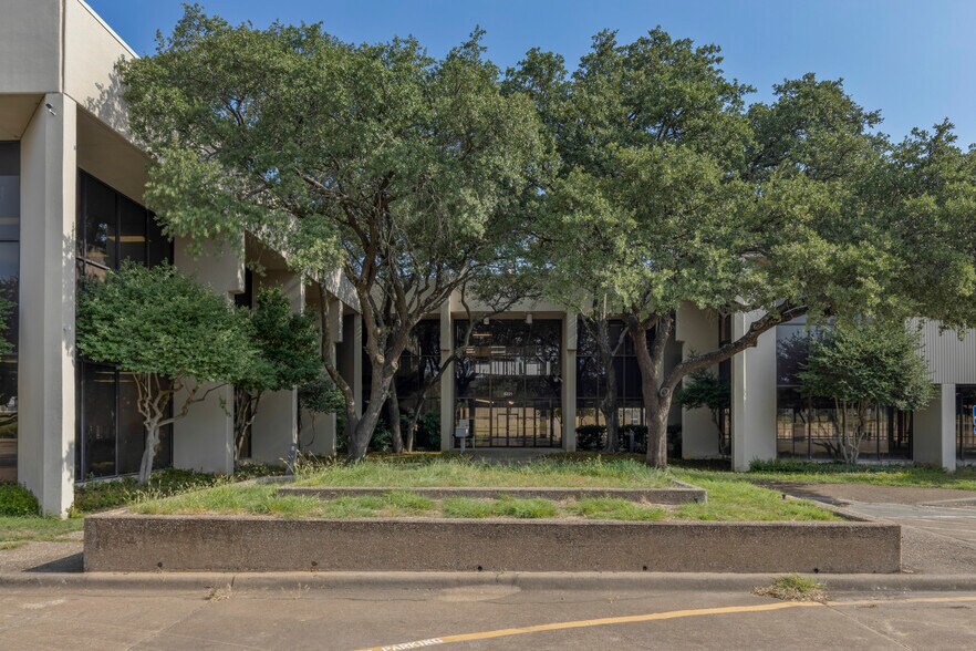 More Photos Of 4221 S Walton Walker Blvd, Dallas Office For Sale