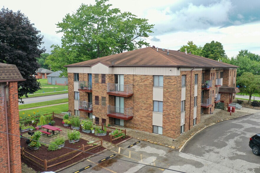 More Photos Of 1810-1860 Mahoning Ave, Warren Apartments For Sale