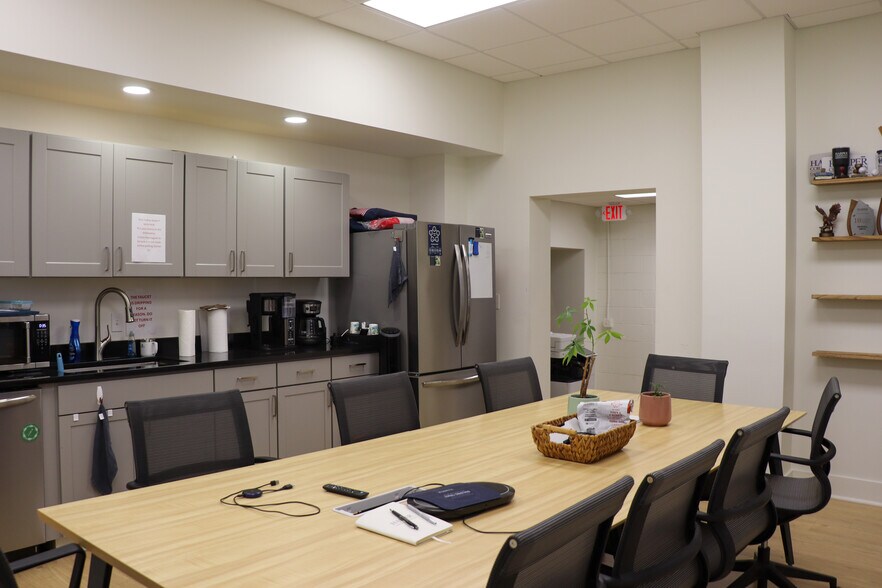 More Photos Of 8 Michael Dr, Greenville Flex For Lease